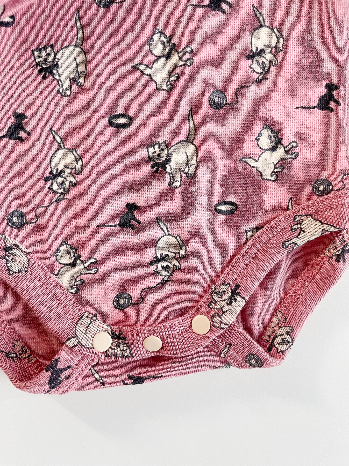 +Misha&Puff+ Baby Pattie Onesie - Antique Rose Cat & Mouse